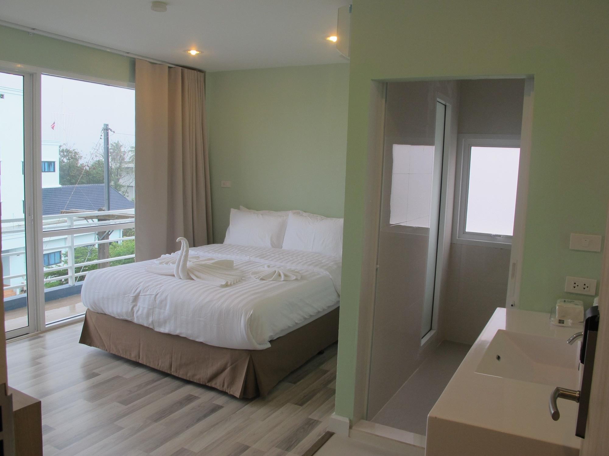Hotel Nantra HHQ Extérieur photo