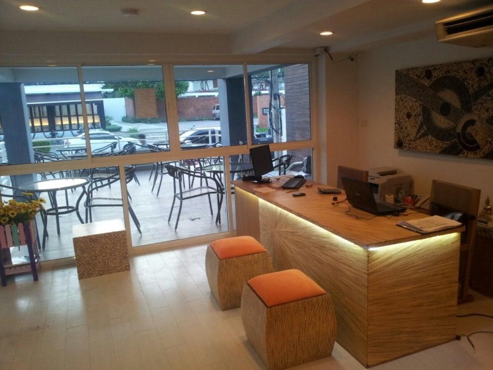 Hotel Nantra HHQ Extérieur photo